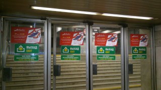 reklama_metro_plakaty_na_dveryah_0527