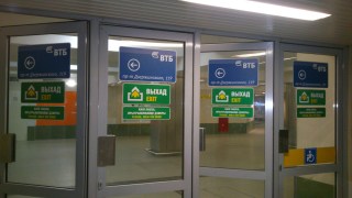 reklama_metro_plakaty_na_dveryah_0665
