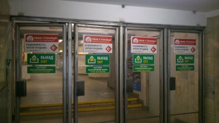 reklama_metro_plakaty_na_dveryah_071