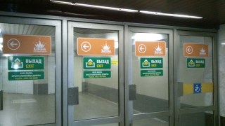 reklama_metro_plakaty_na_dveryah_0917
